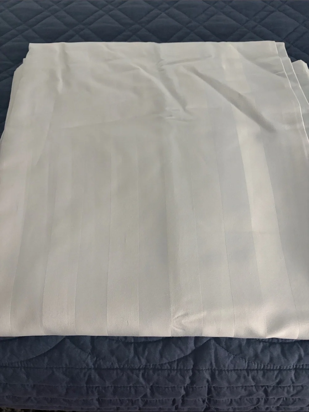2 flat queen sheets. Never used.